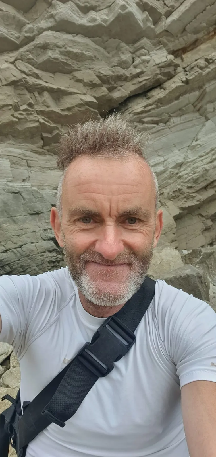 Kad god sam pokušao razgovarati sa Sarom o našem nedostatku seksualnog života, nikad nije bilo pravo vrijeme: ili je telefonirala, bila na društvenim mrežama, gledala televiziju ili bi me jednostavno zatvorila.  Opetovano me odbijala i time svaki put nagrizala moju psihu. Jednom mi je Sara rekla da bismo trebali imati otvorenu vezu. Jedno je to javno izjaviti, a sasvim drugo prihvatiti to. Kad mi se ukazala prilika, bilo mi ju je lako opravdati. Ta druga žena mi je pružila malo sreće i nisam se osjećao krivim.  Nisam okrutna osoba, ali sam to učinio kako bih se spasio nakon godina ignoriranja.  Ne mislim da je Sara kriva, nego mi je žao što smo dopustili da stvari dođu do te faze i da je došlo do prekida komunikacije među nama.  Bila je njezina odluka da ode. Ironično, afera je ubrzo nakon toga propala.  Danas smo si dobri zbog naše djece. Ironično, sada me sluša više nego ikad prije.