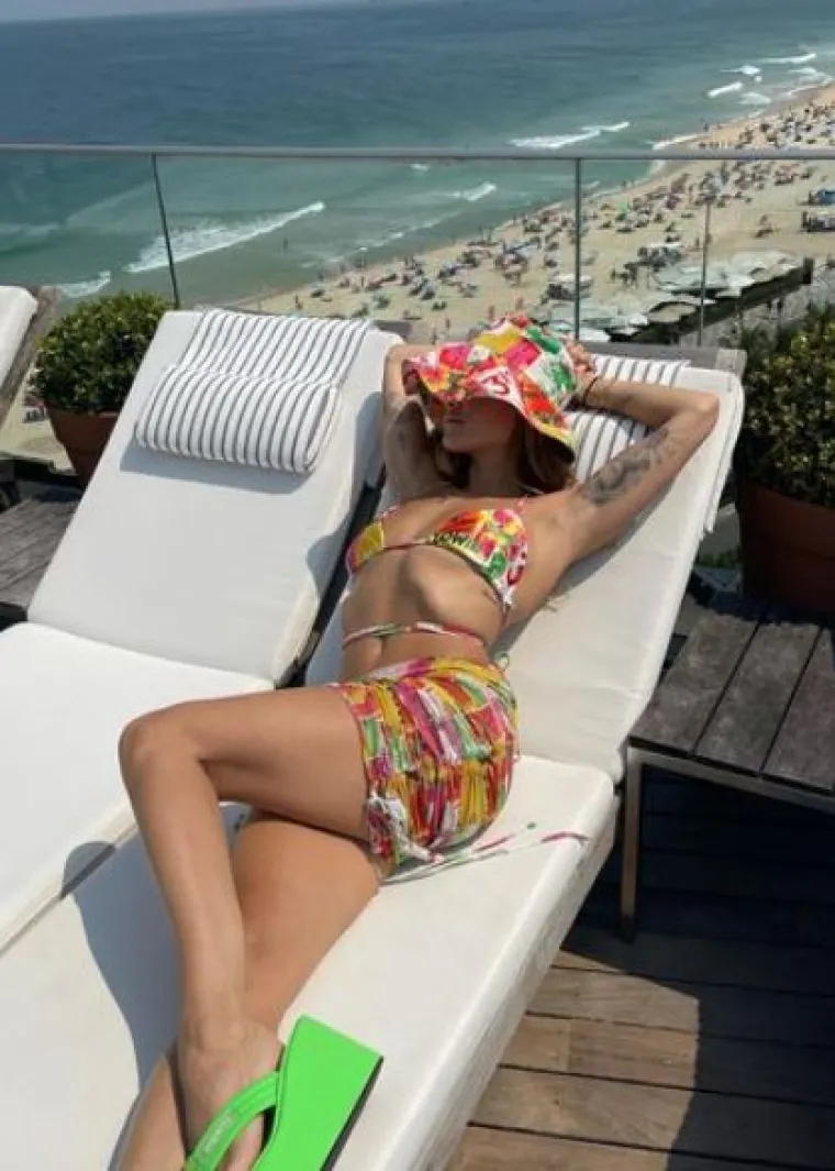 Emily Ratajkowski ili Rita Ora natječu koja će više vremena provesti u bikiniju, a ne zna se koja je zgodnija