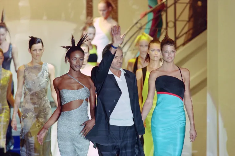 Giannijeva sestra Donatella danas je kreativna direktorica modne kuće Versace. O modnom carstvu vodi računa i Giannijev brat Santo Versace, predsjednik i zamjenik izvršnog direktora poznatog brenda. Veliki dio Giannijevog bogatstva koje je prije njegove smrti iznosilo milijardu dolara, nasljedila je i njegova sestrična Allegra. 