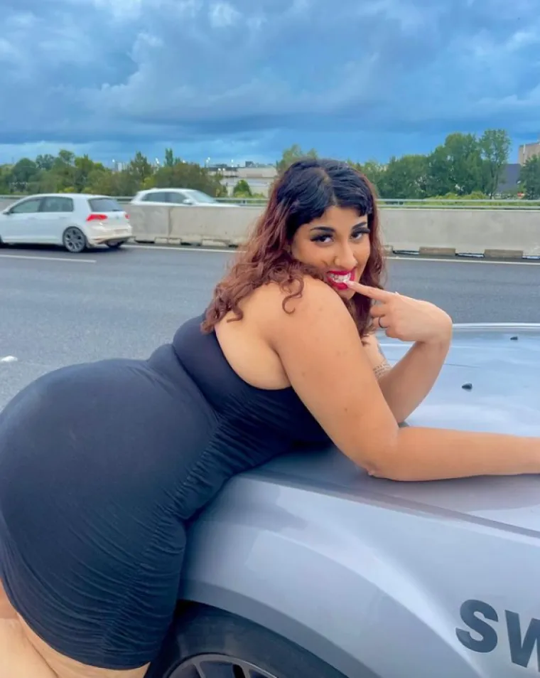 Catfishing je prijevara u kojoj osoba kreira lažni identitet na dru&scaron;tvenoj mreži, obično ciljajući na određenu žrtvu. Praksa se može koristiti za financijsku dobit, za kompromitiranje žrtve na neki način, kao način da se žrtva namjerno uznemiri ili za ispunjenje vlastitih nastranih želja.