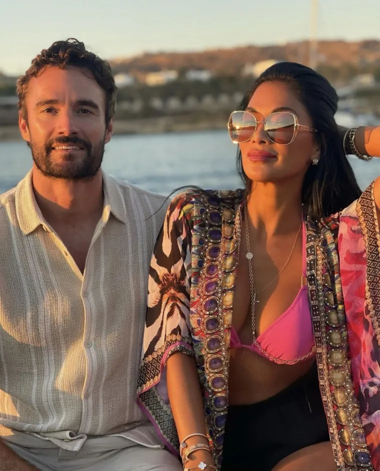 Nicole Scherzinger je od 2020. u vezi s biv&scaron;im &scaron;kotskim ragbija&scaron;em Thomom Evansom. Prije toga bila je u vezi s ikonom Formule 1 Lewisom Hamiltonom, a prethodno je bila zaručena za američkog glazbenika Nicka Hexuma, od 2000. do 2004.