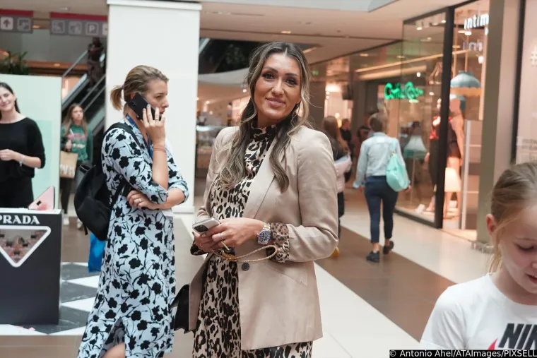Lepa Brena svečano otvorila svoj štand: Skockana diva zasjenila snahu Aleksandru Prijović, stigla i Hana Hadžiavdagić