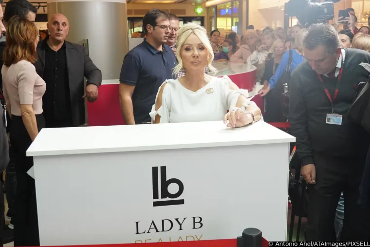 Lepa Brena svečano otvorila svoj štand: Skockana diva zasjenila snahu Aleksandru Prijović, stigla i Hana Hadžiavdagić