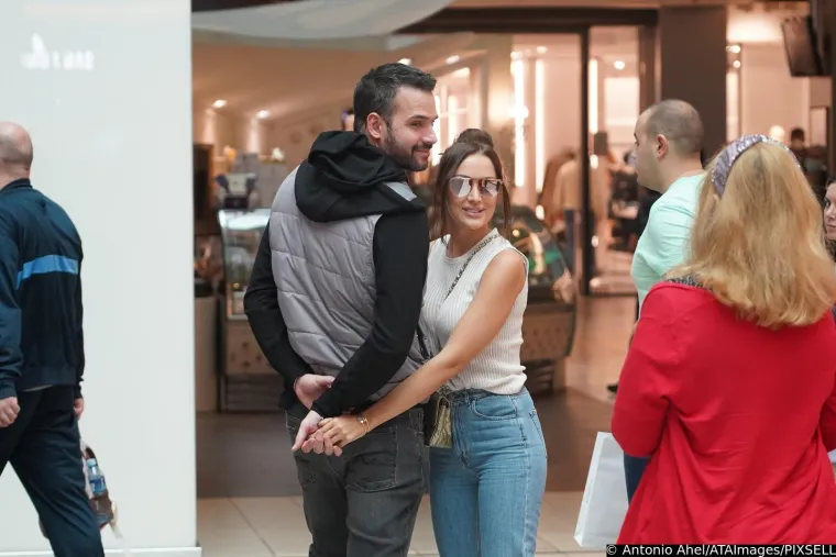 Lepa Brena svečano otvorila svoj štand: Skockana diva zasjenila snahu Aleksandru Prijović, stigla i Hana Hadžiavdagić
