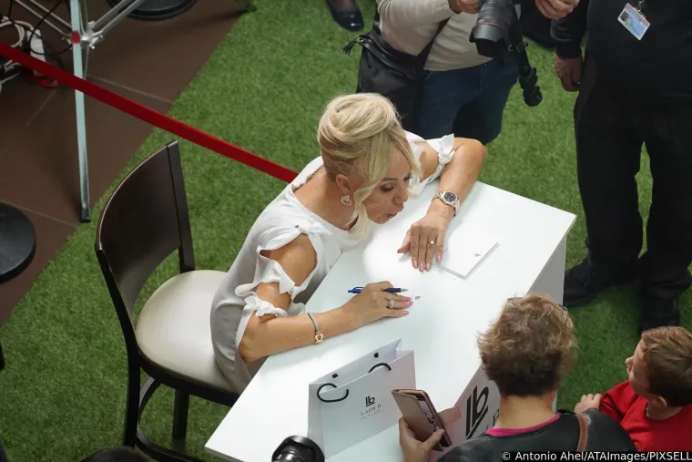 Lepa Brena svečano otvorila svoj &scaron;tand: Skockana diva zasjenila snahu Aleksandru Prijović, stigla i Hana Hadžiavdagić