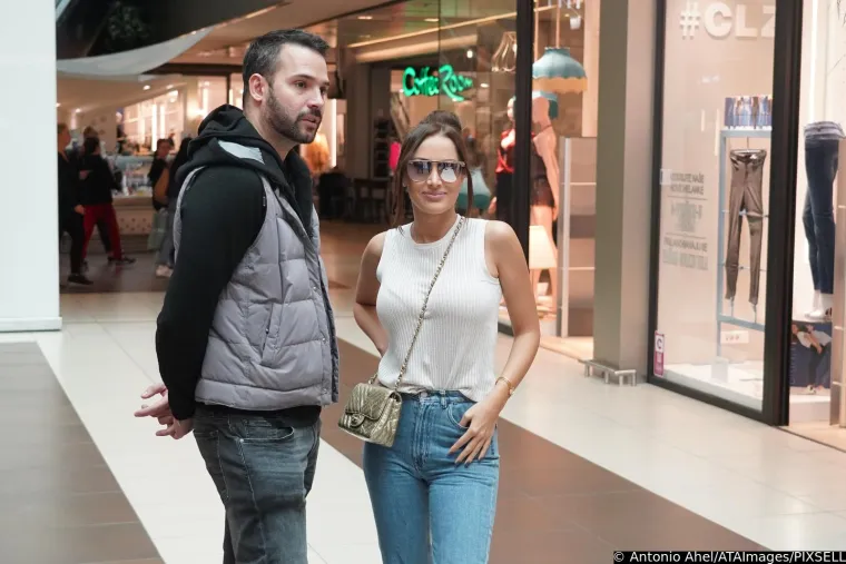 Lepa Brena svečano otvorila svoj &scaron;tand: Skockana diva zasjenila snahu Aleksandru Prijović, stigla i Hana Hadžiavdagić