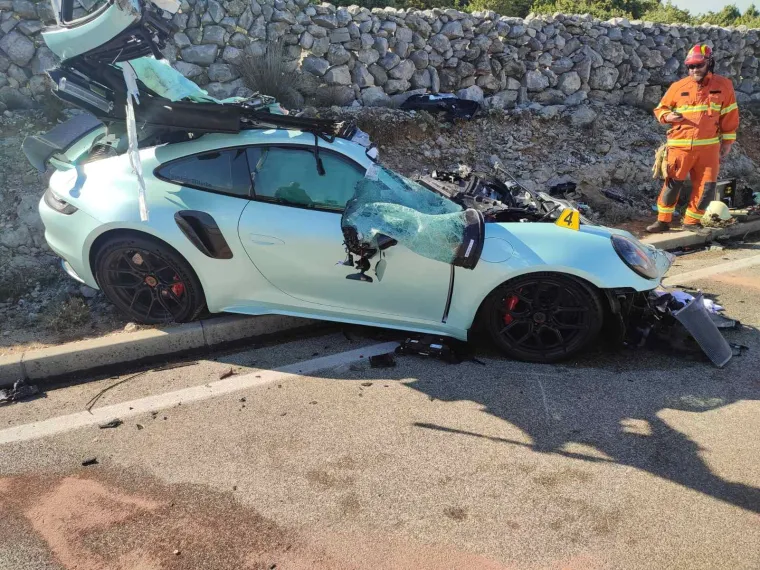 Sudarili se Porsche i cisterna, nastao totalni krš i lom, skupocjeni automobil u neprepoznatljivom stanju