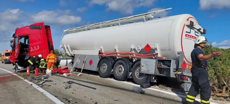 Sudarili se Porsche i cisterna, nastao totalni krš i lom, skupocjeni automobil u neprepoznatljivom stanju