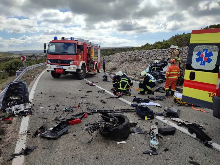 Sudarili se Porsche i cisterna, nastao totalni krš i lom, skupocjeni automobil u neprepoznatljivom stanju