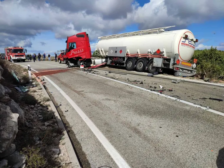 Sudarili se Porsche i cisterna, nastao totalni krš i lom, skupocjeni automobil u neprepoznatljivom stanju