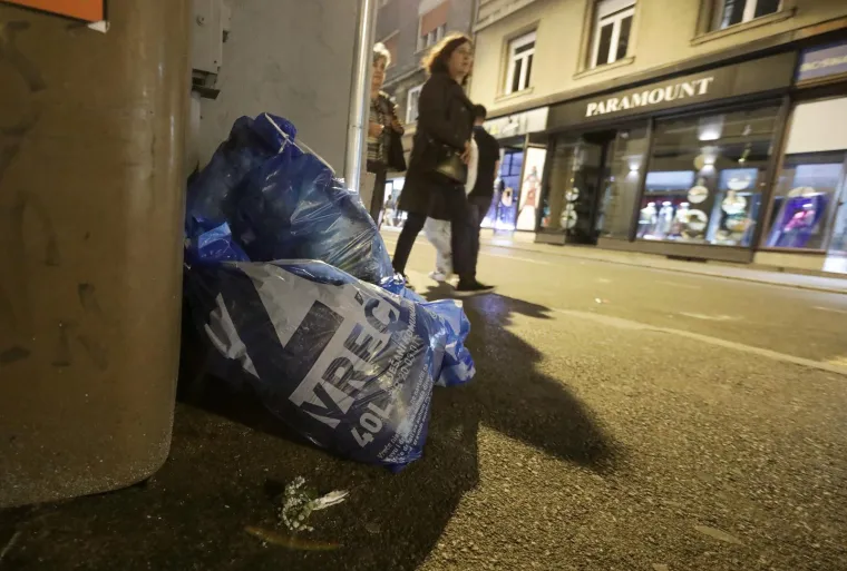 Pogledajte kako je prošla prva večer plavih ZG vrećica, i dalje nema čega nema na ulicama