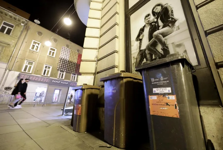 Pogledajte kako je prošla prva večer plavih ZG vrećica, i dalje nema čega nema na ulicama