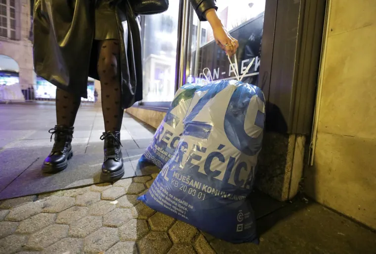 Pogledajte kako je prošla prva večer plavih ZG vrećica, i dalje nema čega nema na ulicama