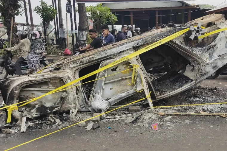 'Nestalo je kisika, gušili su se!' Pogledajte šokantne fotografije s kobne utakmice u Indoneziji