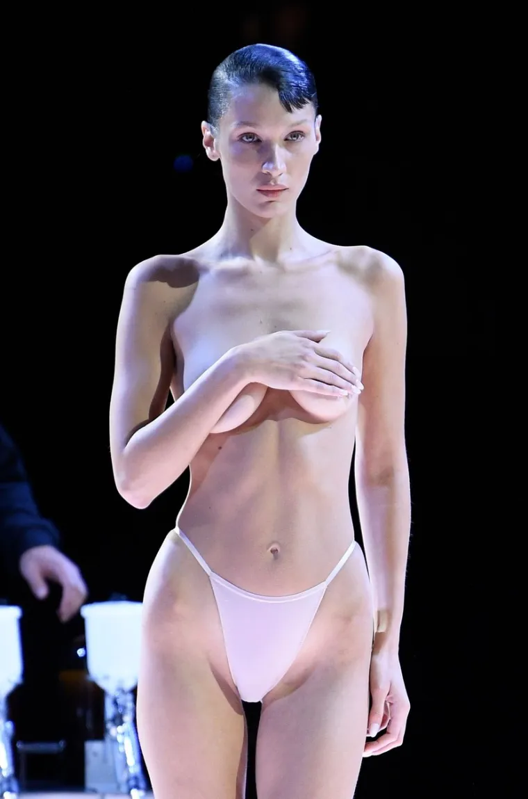 Dobro vidite, stvarno je gola! Bella Hadid napravila ono što se nijedna dosad nije usudila: Publika trljala oči u nevjerici
