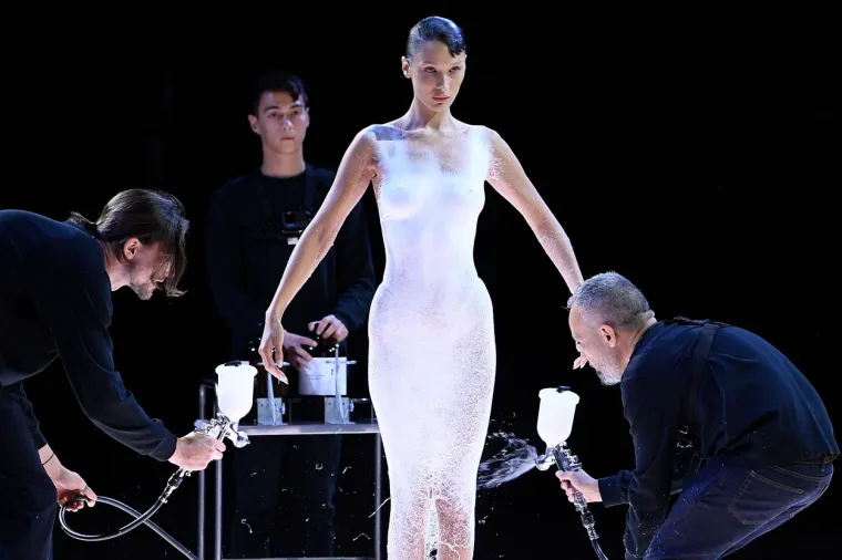Dobro vidite, stvarno je gola! Bella Hadid napravila ono što se nijedna dosad nije usudila: Publika trljala oči u nevjerici