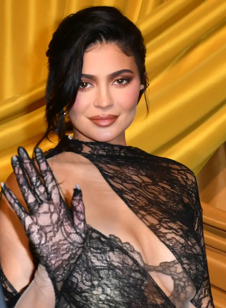 Ovo ćete garant zumirati: Kylie Jenner šepirila se u prozirnoj čipki s nezgodnim dekolteom - ali svi joj komentiraju lice