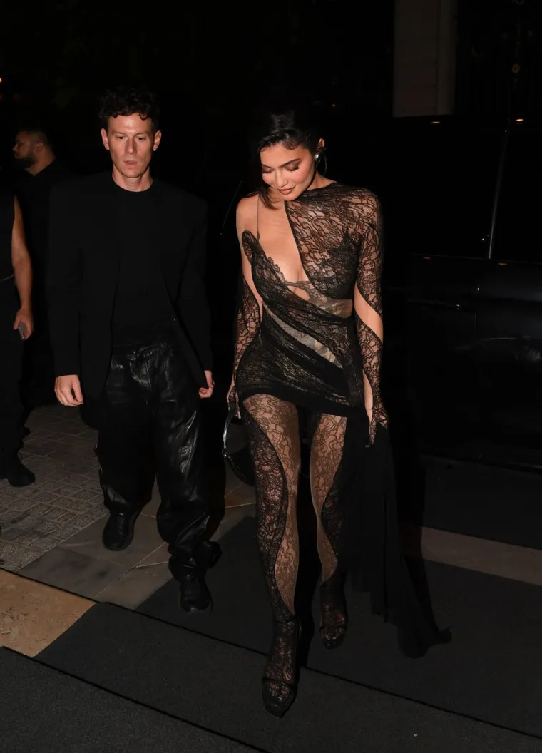 Ovo ćete garant zumirati: Kylie Jenner šepirila se u prozirnoj čipki s nezgodnim dekolteom - ali svi joj komentiraju lice