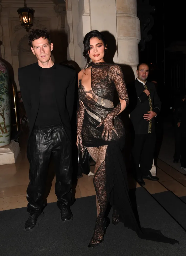 Ovo ćete garant zumirati: Kylie Jenner &scaron;epirila se u prozirnoj čipki s nezgodnim dekolteom - ali svi joj komentiraju lice