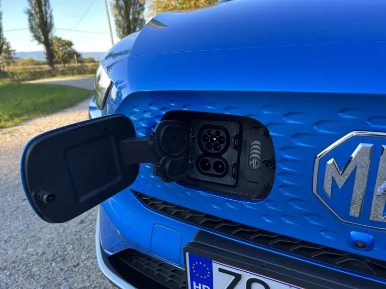 Priključak za punjenje nalazi se na prednjoj masci, a pored priključka je i inidkator punjanja tako da ćete izvana moći vidjeti je li vaš ZS EV napunjen. Također, MG nudi opciju &quot;pražnjenja&quot;, odnosno sa svojom baterijom može nadopuniti drugi električni auto, ali i bilo koji drugi uređaj