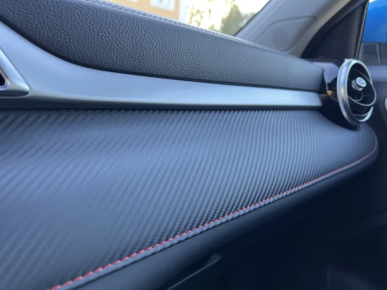 Materijali u unutra&scaron;njosti djeluju vro kvalitetno, a premium osjećaj stvara i imitacija karbona na kokpitu 