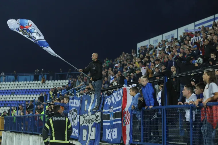 Navijačka galerija HNL-a: Kolo obilježio žestoki Jadranski derbi, BBB-i izvjesili dirljivu poruku