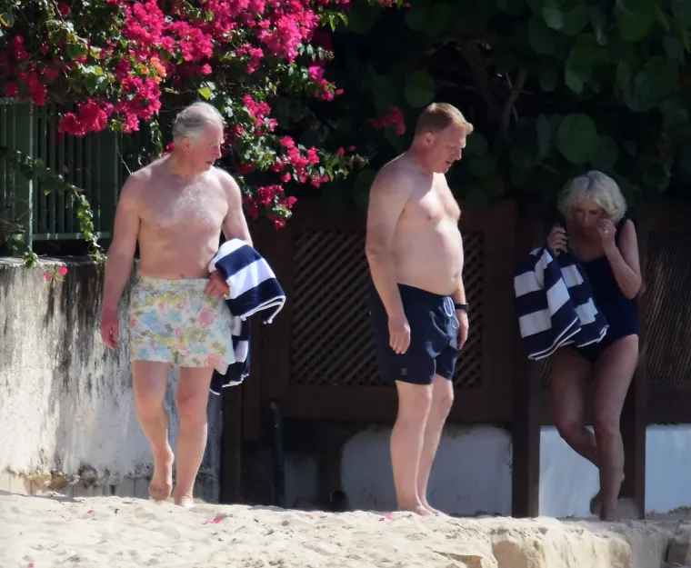 Šire se fotografije kralja Charlesa i njegove supruge Camille u kupaćim kostimima, što je uistinu rijedak prizor