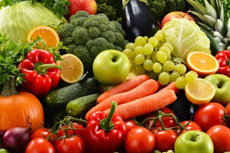 7. Svježe povrće: Stavljanje salate u zamrzivač s namjerom da se ponovno iskoristi svakako nije dobra ideja. Nakon pola dana u hladnjaku začinjena salata postane daleko od ukusne, a čak se ni nenapravljena ne može predugo držati na niskim temperaturama. Zamisli što bi se dogodilo da se u zamrzne voda iz salate - rezultat bi bila nejestiva salata. Isto vrijedi i za povrće bogato vodom. Stavi li se svježe povrće u zamrzivač, ono će postati premekano, primjerice, krumpir i krastavac. Naime, krumpir je bogat škrobom i vodom pa ako se zamrzne i potom odmrzne, za ručak bi imali mljackav i neukusan krumpir.