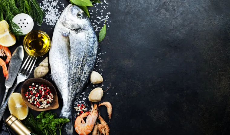 3. Konzumirajte ribu i morske plodove: Dvaput tjedno jedite ribu jer ona ima nisku razinu zasićenih masti te visoki postotak omega-3 masnih kiselina. Riba pomaže i kod snižavanja triglicerida u krvi, snižava kolesterol i usporava nakupljanje plaka u arterijama. Preporučuje se konzumacija masne ribe poput lososa, tune i sardina.