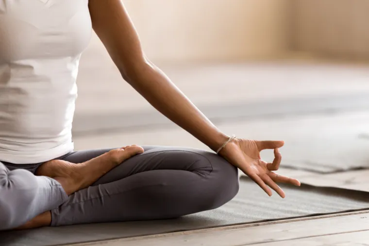 10. Izbjegavajte stres: Isprobajte tehnike opuštanja poput meditacije i fokusirajte se na duboko disanje. Kroničan stres može povisiti krvni tlak, a samim time povećati rizik od ateroskleroze koja se javlja kao posljedica nakupljanja plaka u arterijama. Studije su pokazale da stres kod nekih osoba može povisiti razinu kolesterola.