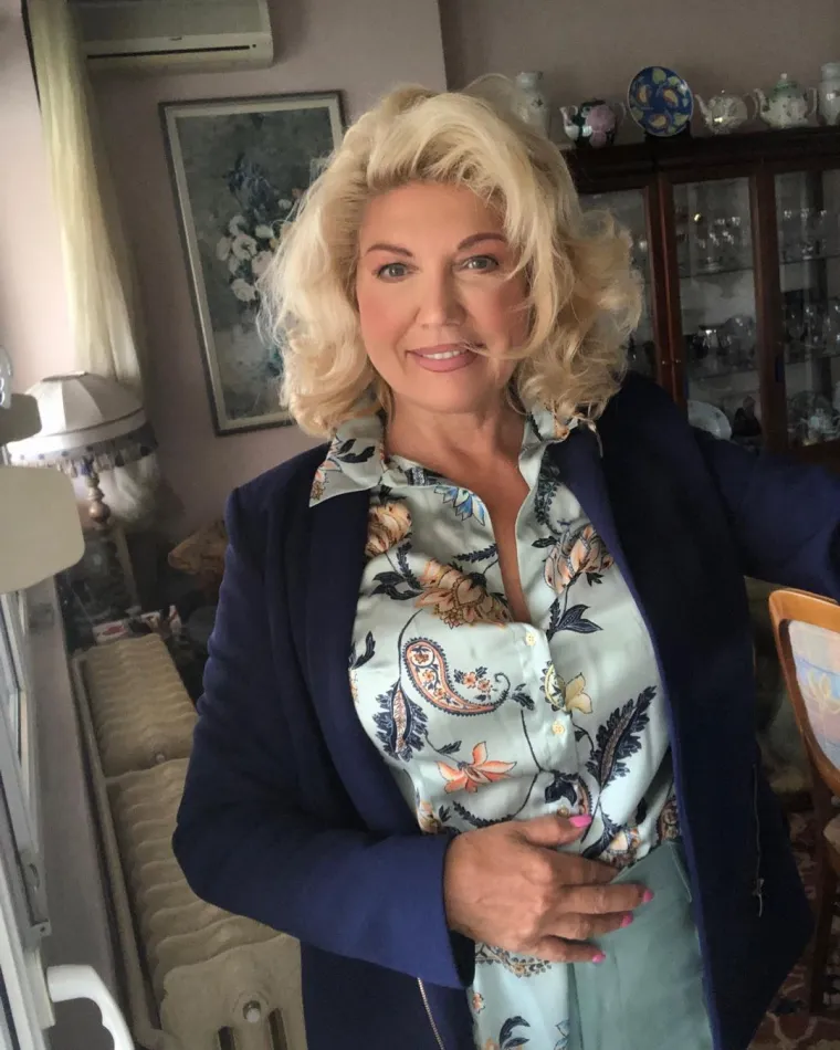 &quot;Bio je jedan manijak koji se kretao po mom susjedstvu. Tada se nije znalo za ljudska prava. Sjećam se da su se roditelji organizirali po smjenama i da su ga uhvatili na kraju. Blizu je bio 29. listopad, policijska stanica, vjerojatno su ga odveli tamo. Tako smo se riješili jednog nasilnika. Uvijek smo išli u grupama. Po dvije djevojčice, rijetko se kada netko vraćao sam iz škole&quot;, ispričala je Suzana pa otkrila što je doživjela s tim nasilnikom u liftu.