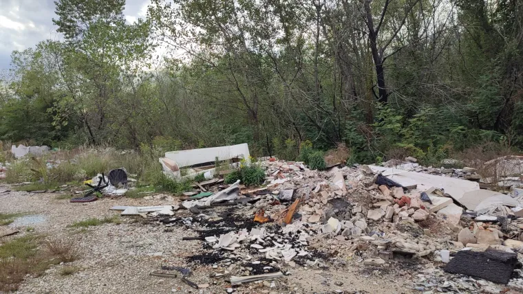 Divlje odlagalište otpada na Savici problem je godinama: Ovo su prizori devastacije prirode u Zagrebu