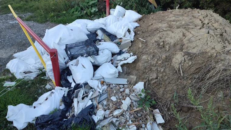 Divlje odlagalište otpada na Savici problem je godinama: Ovo su prizori devastacije prirode u Zagrebu