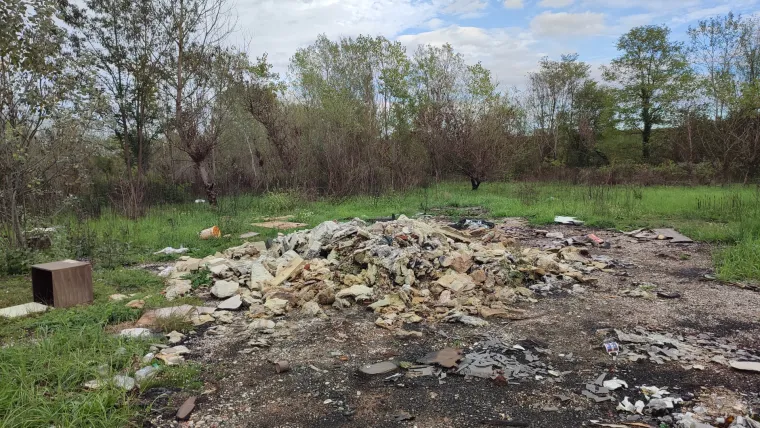 Divlje odlagali&scaron;te otpada na Savici problem je godinama: Ovo su prizori devastacije prirode u Zagrebu