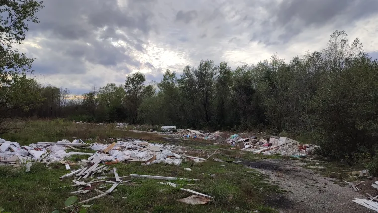 Divlje odlagali&scaron;te otpada na Savici problem je godinama: Ovo su prizori devastacije prirode u Zagrebu