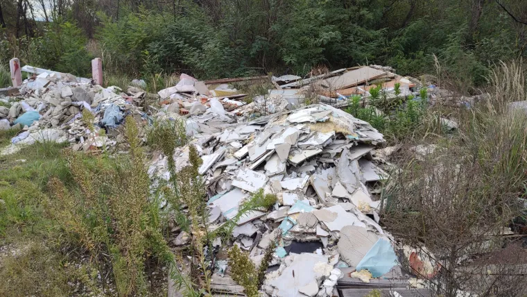 Divlje odlagali&scaron;te otpada na Savici problem je godinama: Ovo su prizori devastacije prirode u Zagrebu