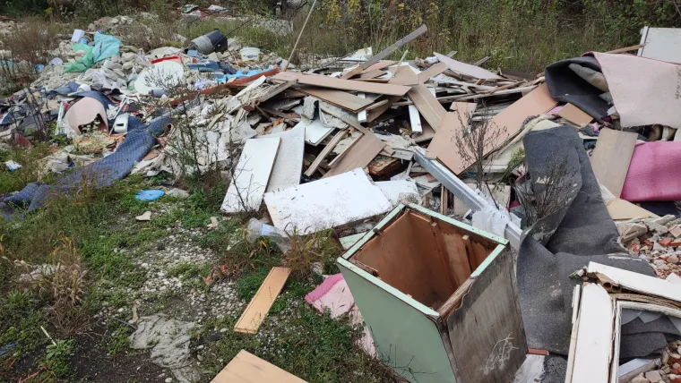 Divlje odlagali&scaron;te otpada na Savici problem je godinama: Ovo su prizori devastacije prirode u Zagrebu