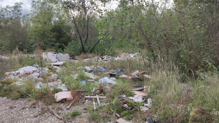 Divlje odlagali&scaron;te otpada na Savici problem je godinama: Ovo su prizori devastacije prirode u Zagrebu