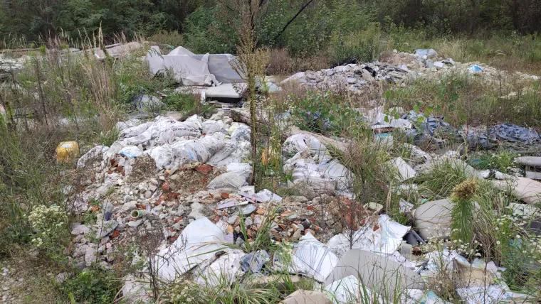 Divlje odlagali&scaron;te otpada na Savici problem je godinama: Ovo su prizori devastacije prirode u Zagrebu