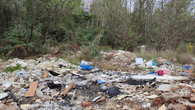 Divlje odlagali&scaron;te otpada na Savici problem je godinama: Ovo su prizori devastacije prirode u Zagrebu