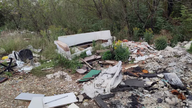 Divlje odlagali&scaron;te otpada na Savici problem je godinama: Ovo su prizori devastacije prirode u Zagrebu