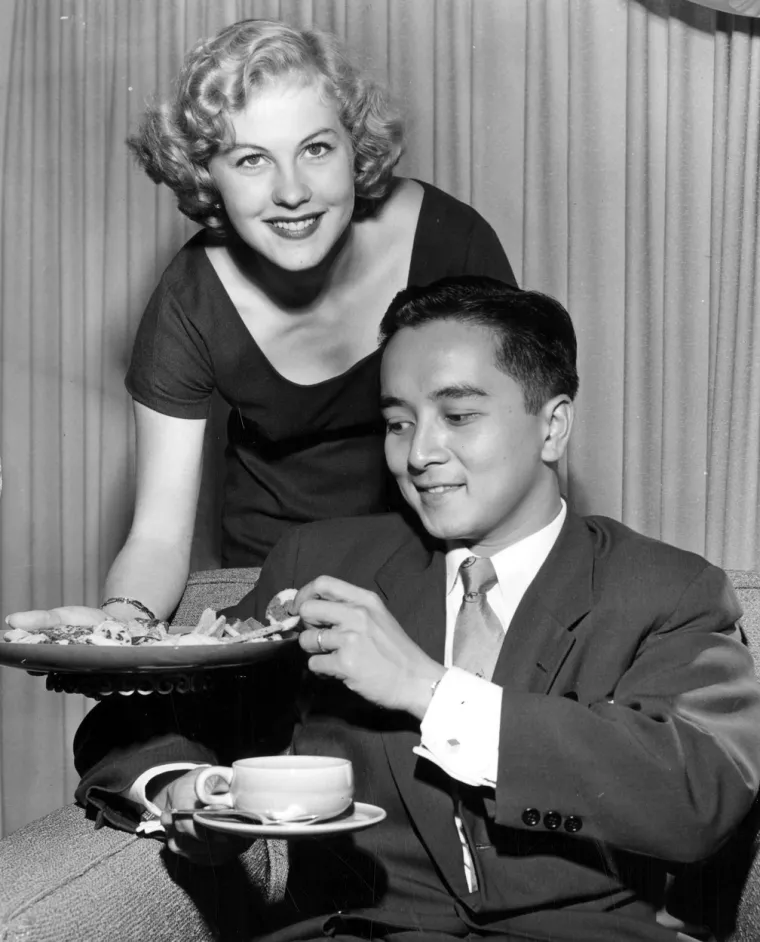 Armi Kuusela titulu najljepše žene osvojila je 1952. godine, s čime je postala prva žena u povijest s lentom &quot;Miss Universe&quot;. Ona je bila fotomodel i glumica. Nakon njezine pobjede, Finska je producirala film &quot;Najljepša djevojka na svijetu&quot;, u kojem je tadašnja mlada dama glumila samu sebe. Inače, Armi je još živa ima 88 godina i živi u Finskoj.