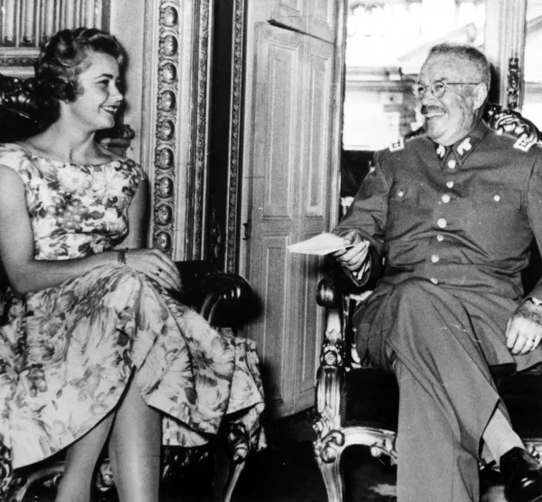 Hillevi Rombin bila je najljepša žena 1955. godine, podrijetlom iz Švedske. Prije sudjelovanja na natjecanjima ljepote bavila se profesionalnim sportom. Nakon pobjede na &quot;Miss Universe&quot; otišla je u Hollywood gdje je studirala glumu. Uspjela je odigrati 2 epizodne uloge prije nego što se udala i napustila manekensku i glumačku karijeru. 