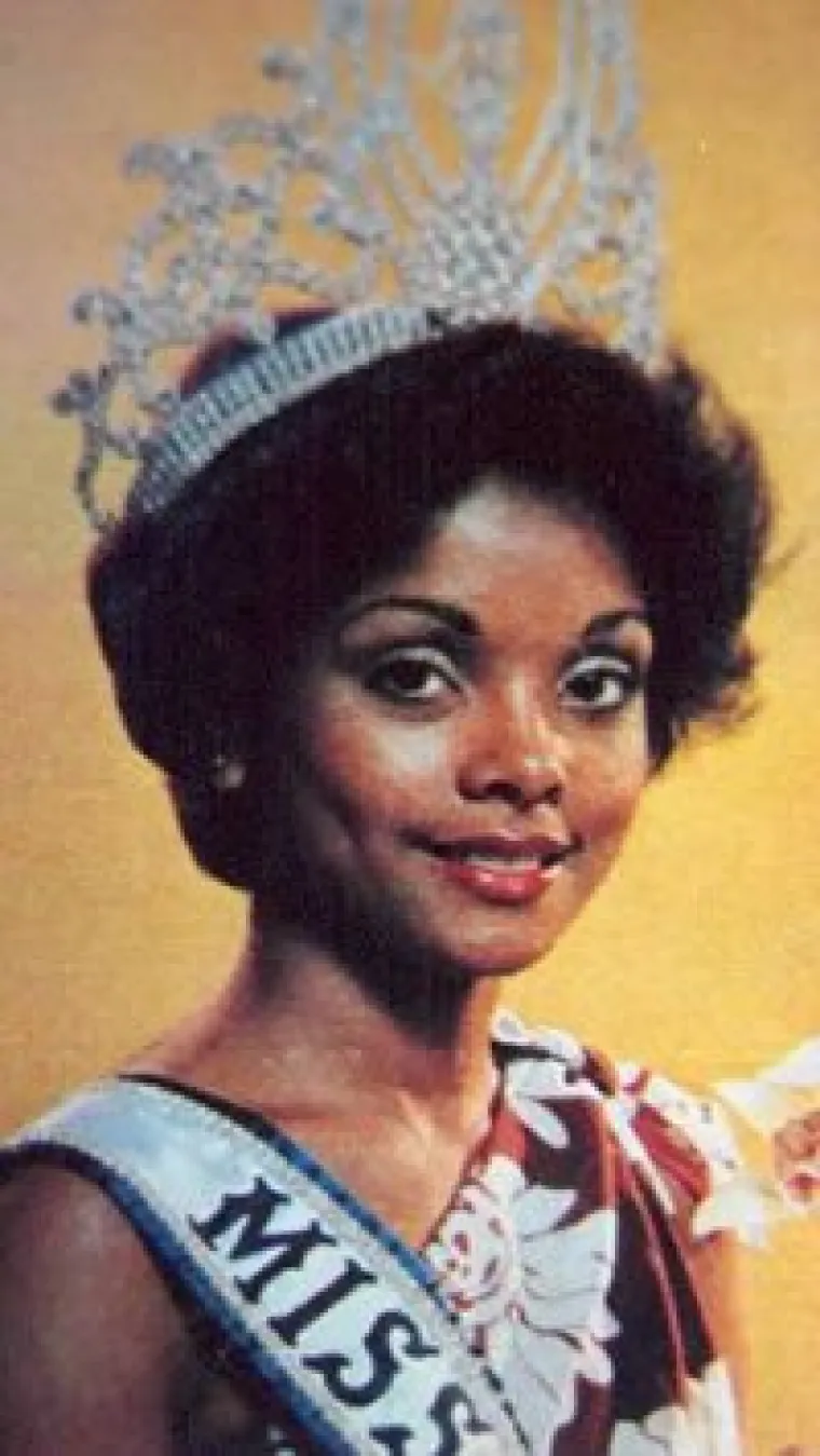 Janelle Commissiong je s 24 godine postala prva Afroamerikanka koja je osvojila prestižnu krunu na natjecanju ljepote 1977. godine. Ova manekenka kasnije se posvetila razvoju turizma u svojoj domovini, Trinidadu i Tobagu.