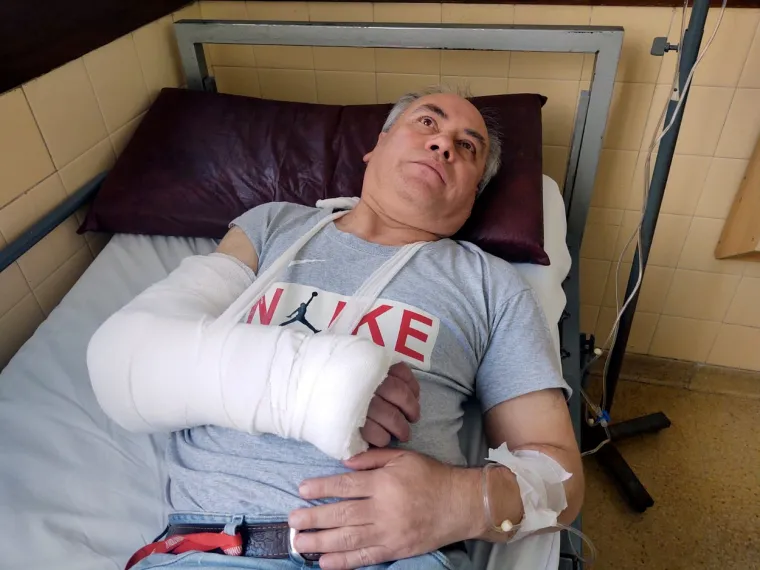 &quot;Bio je to brutalan napad. Stvarno kukavički. Pokušali su mi uzeti fotoaparat kako bi izbrisali slike koje sam napravio. Počeo sam bježati od njih jer su me udarali, no snažno su me udarili pa mi je kamera odletjela u zrak te sam pao na pod i ozlijedio ruku. Jako sam krvario. Gubio sam puno krvi, za nekoliko minuta je stigla policija&quot;, ispričao je Pedro za The Sun.