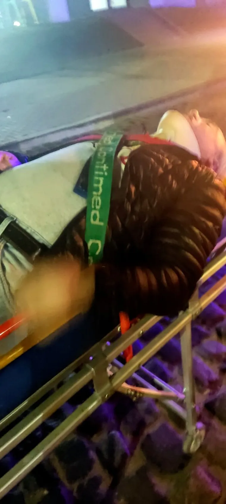 Dok se tučnjava odigravala, Cara i Margot su ulazile u automobil, a svjedoci kažu da je Margot umalo ispala iz vozila jer je vozač stisnuo gas kako bi što prije pobjegli.