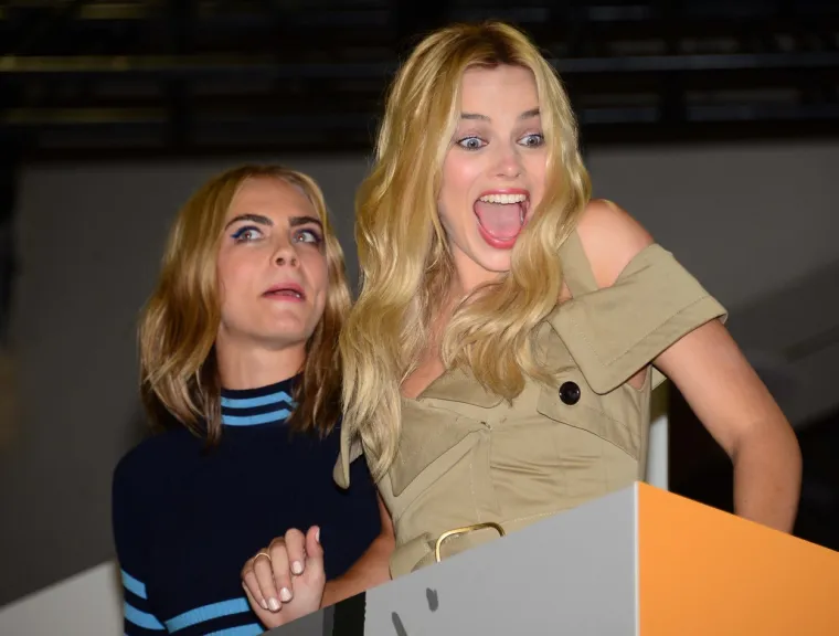 Podsjetimo, McNamara i Hopkins su s Robbie radili na filmu &quot;Barbie&quot; koji u kina dolazi sljedeće godine, a Cara i Margot upoznale su se u jednom baru prije nego što su glumile zajedno u filmu &quot;Odred otpisanih&quot; te ih veže dugogodišnje prijateljstvo.