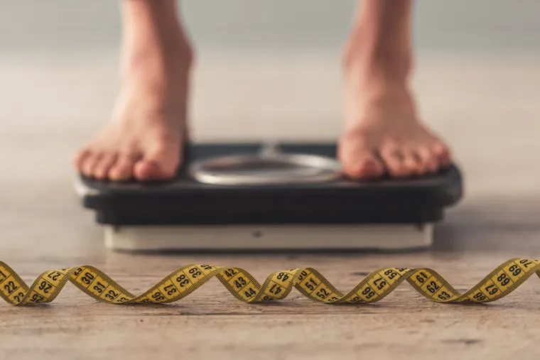 Sporiji metabolizam: &quot;Dok spavate, vaš metabolizam može se usporiti za 10% do 15% manje nego tijekom budnih sati&quot;, kaže nutricionistkinja dr. Melissa Prest, glasnogovornica Akademije za prehranu i dijetetiku. “Kako biste pomogli svom tijelu probaviti hranu, prestanite jesti dva do tri sata prije spavanja i pobrinite se da ste dovoljno jeli tijekom dana te da ste siti i zadovoljni. Želite pomoći svom tijelu da se odmori i oporavi noću, stoga vodite računa o tome što vam odgovara.” 
