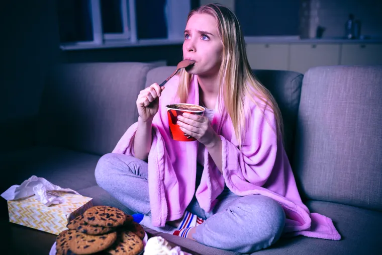 Probava: &quot;Kada jedemo, naša tijela rade na probavi i apsorpciji energije i hranjivih tvari iz hrane&quot;, kaže nutricionistica Signe Svanfeld. Konzumiranje velike količine hrane prije spavanja može uzrokovati nelagodu u želucu, kao i ometati naš cirkadijalni ritam [unutarnji sat tijela], što utječe na naš san.”  No može li i jelo prije spavanja uzrokovati debljanje? Ovisi o tome što jedete, kaže Svanfeldt. “Debljamo se kada neko vrijeme jedemo više energije nego što trošimo. Čak i dok spavamo, sagorijevamo energiju podržavajući organe, funkcije i tkiva našeg tijela, iako, naravno, sagorijevamo više kada smo budni i aktivni.  “Ne radi se samo o tome kada jedemo, već i o tome što jedemo. Masna, duboko pržena hrana, jedenje prevelikih porcija ili prebrzo može uzrokovati želučane tegobe, kao i refluks kiseline.”
