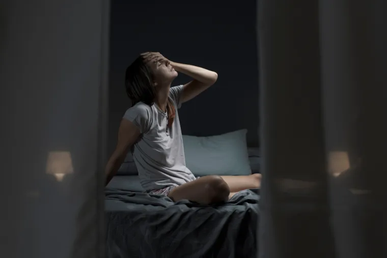 Kvaliteta sna: Stručnjakinja za spavanje dr. Lindsay Browning (otvara se u novoj kartici), ovlašteni psiholog, neuroznanstvenik i autor knjige Navigating Sleeplessness, kaže: &quot;Jednom kad je vrijeme za spavanje, nije dobra ideja jesti nikakvu hranu jer bi se vaš cirkadijalni ritam u biti zatvorio vaš probavni sustav preko noći. To znači da jedenje kad vaše tijelo misli da biste trebali spavati nije od pomoći i može dovesti do probavnih problema i poteškoća sa snom.&quot; Čini se da Browningovu poantu podupire znanost, sa studijom iz 2020. u International Journal of Environmental Research and Public Health  koja otkriva da bi vrijeme uzimanja hrane moglo imati značajan učinak na obrasce spavanja. Istraživanje je proučavalo sveučilišne studente i vrijeme večernjeg obroka – definirano kao unutar tri sata prije odlaska na spavanje – i zaključeno je da je kasnije jelo “potencijalni faktor rizika za noćna buđenja i lošu kvalitetu sna”.
